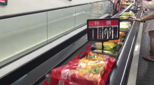 Picking_up_snacks_on_the_escalator.png