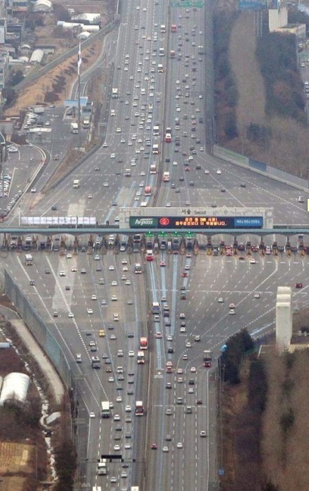 Toll-booth-illusion.jpg