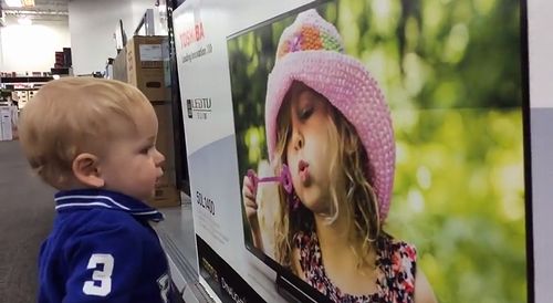 Kid_lands_the_cutest_first_kiss_ever.jpg