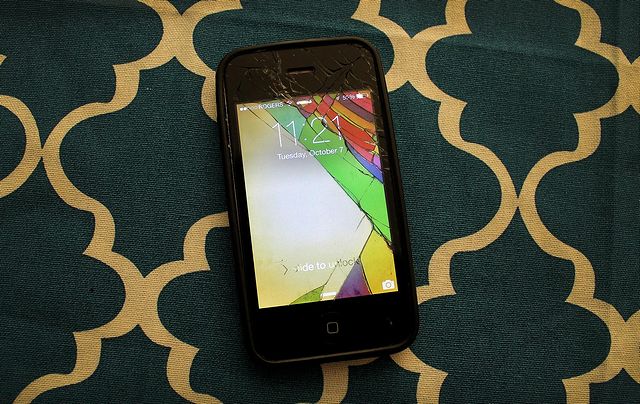 I_cracked_my_iphone_screen.jpg