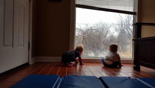 Snowfall_sends_twins_into_giggle_fit.jpg